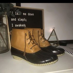Duck Boot Dupes size 7.5